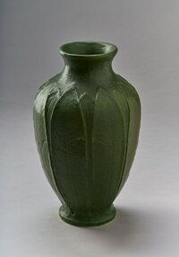 Vase in Tulpenform mit erhabenen Blattdekor